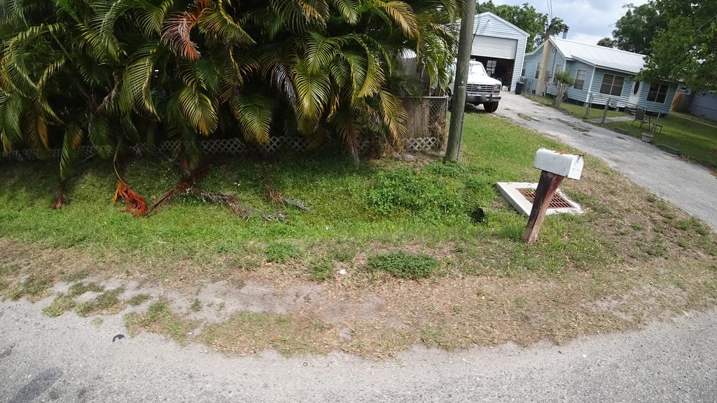 Street-level photo near 2207 38TH AVE E