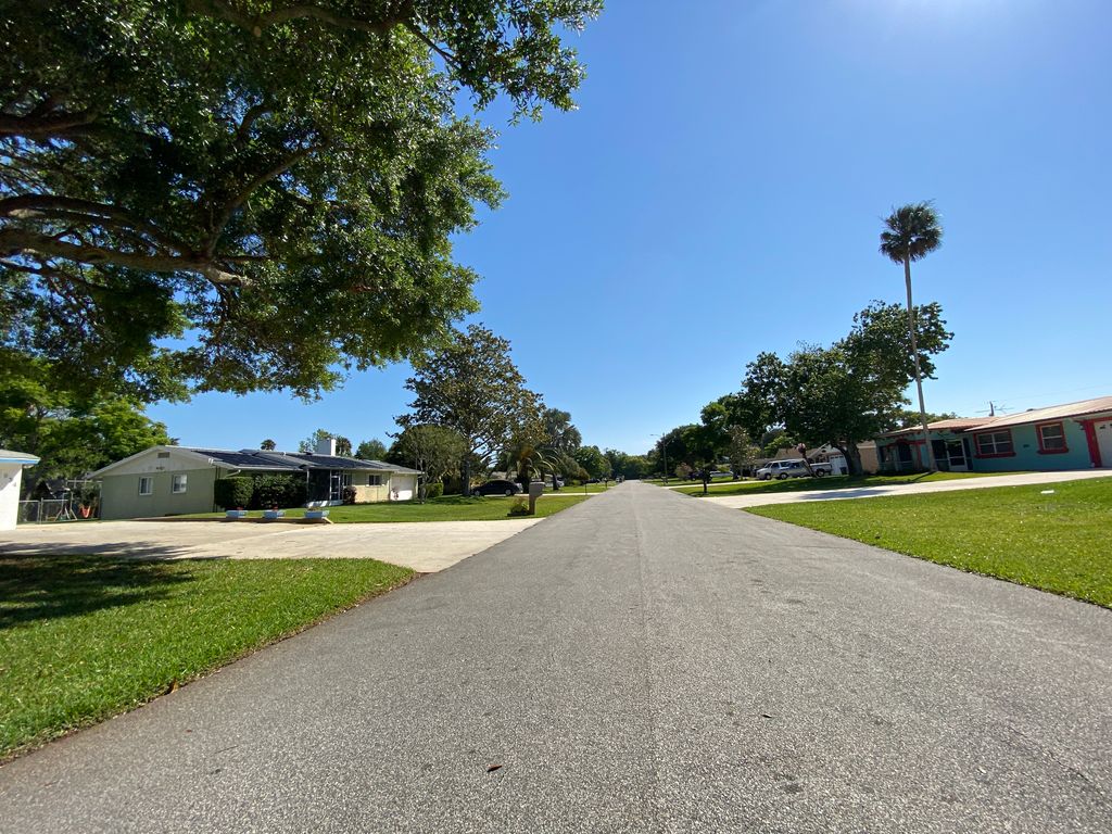 Street-level photo near 949 DUNCAN RD