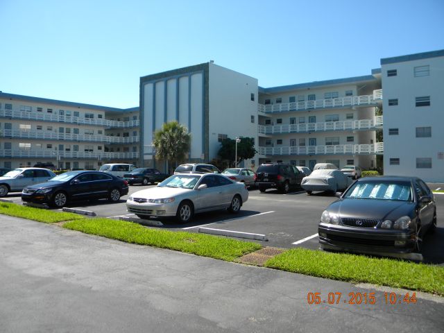1-bed single family at 4090 NW 42 AVENUE #410, Lauderdale Lakes FL — foreclosure auction