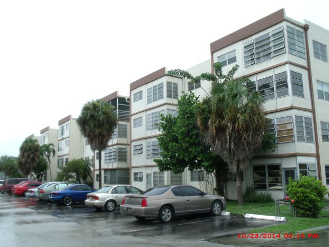 2-bed single family at 4046 NW 19 STREET #105, Lauderhill FL — foreclosure auction