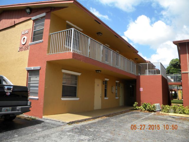 2-bed single family at 101 NE 41 STREET #100F, Oakland Park FL — foreclosure auction