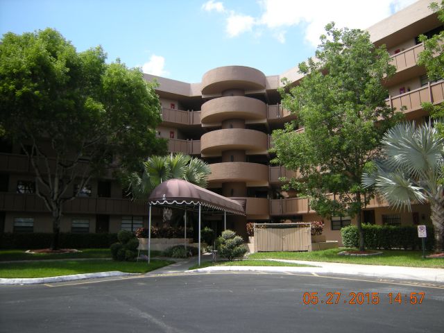 2-bed single family at 901 COLONY POINT CIRCLE #302, Pembroke Pines FL — foreclosure auction