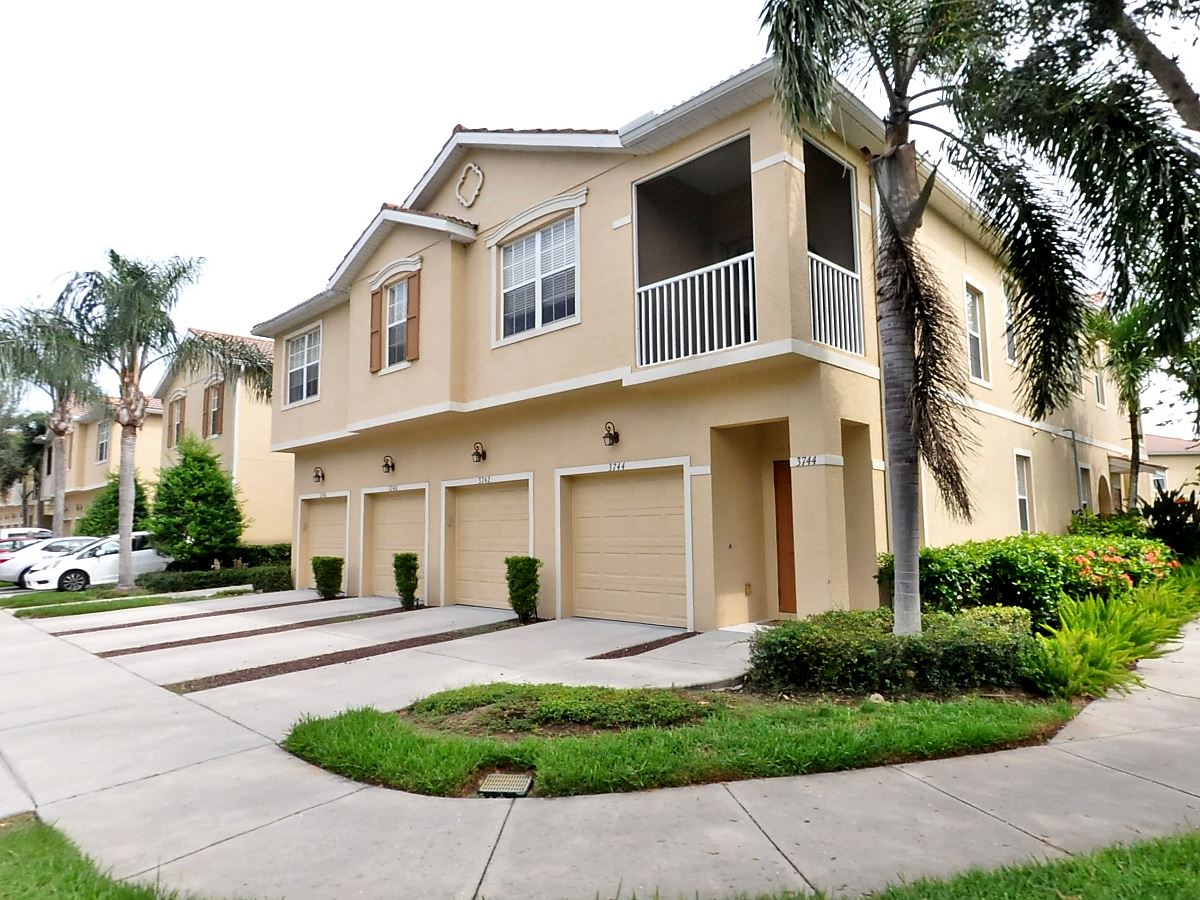 3-bed single family at 3750 PARKRIDGE CIR 24-103, Sarasota County FL — foreclosure auction