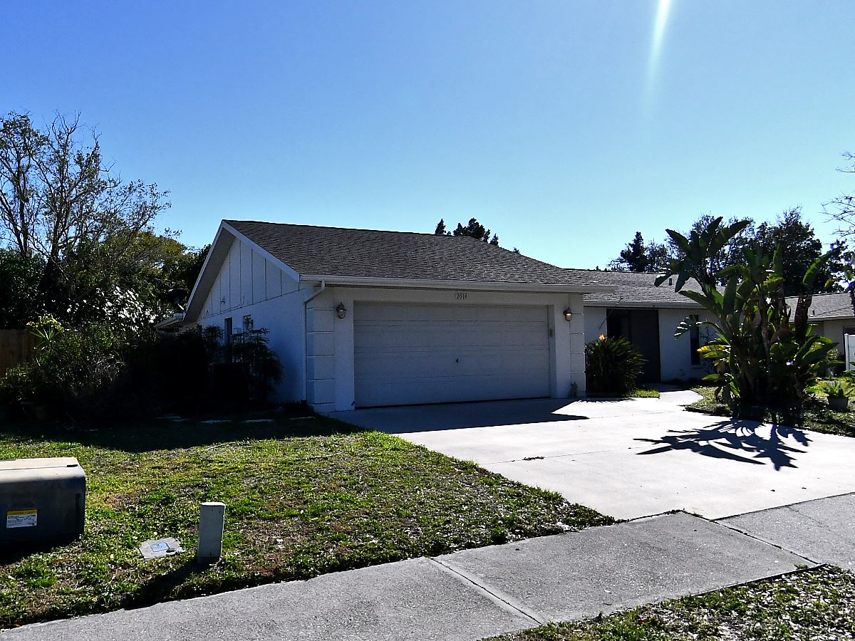 3-bed single family at 2014 COUNTRY MEADOWS LN, Sarasota County FL — foreclosure auction