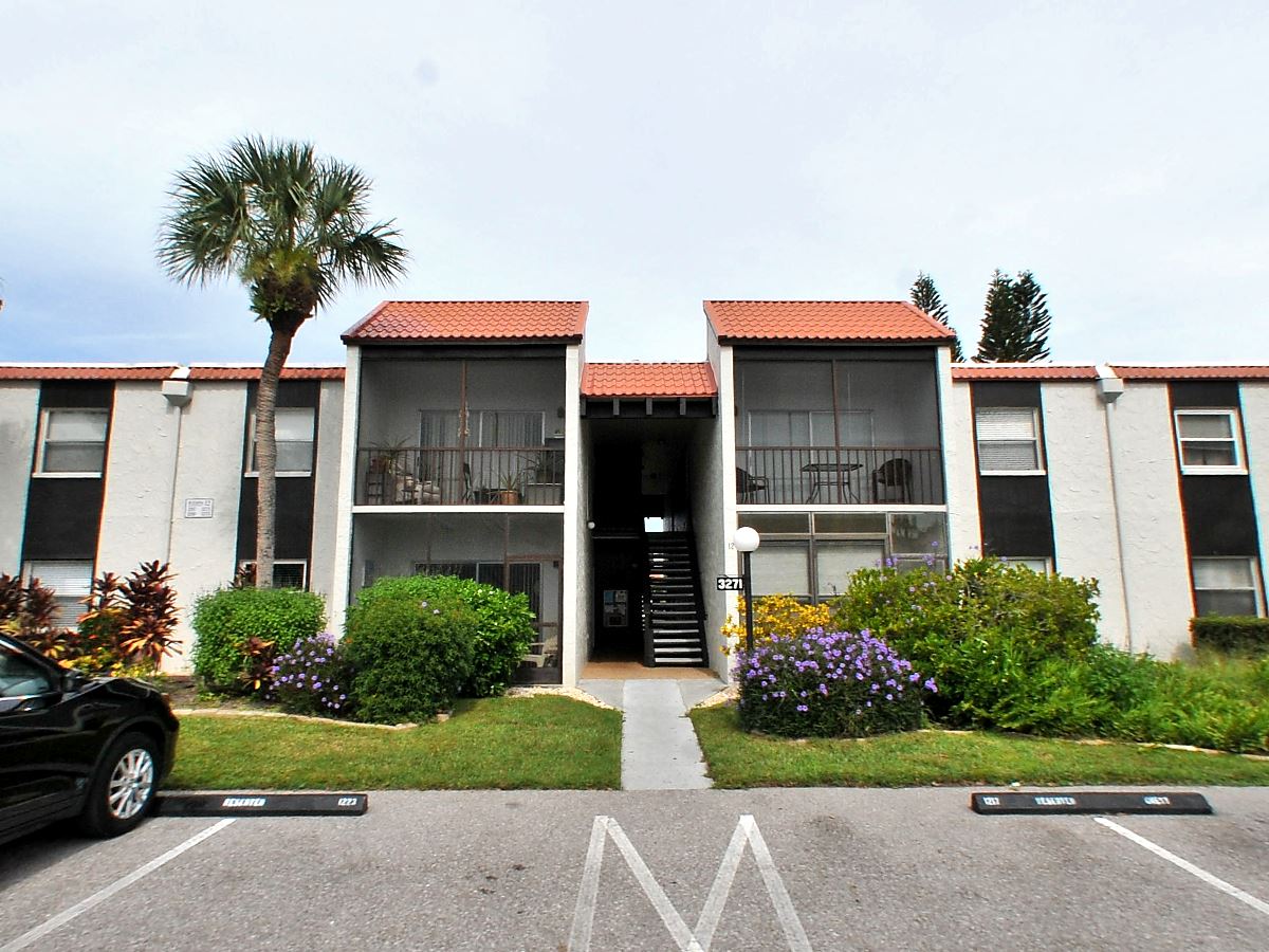 3-bed single family at 3281 BENEVA RD 101, Sarasota County FL — foreclosure auction