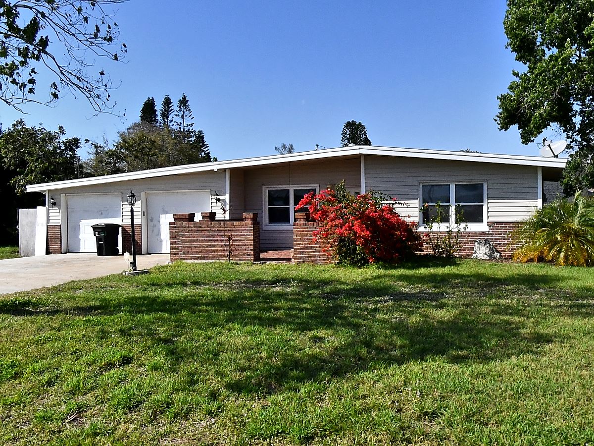 2-bed single family at 3801 CLOVER LN, Sarasota County FL — foreclosure auction