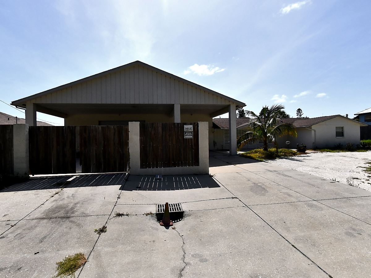 Single family at 1217 TWIN LAKES AVE, Sarasota County FL — foreclosure auction