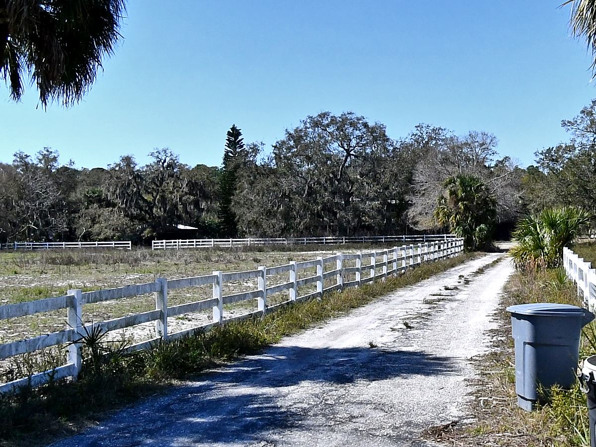 4-bed single family at 1115 WAGON WHEEL DR, Sarasota County FL — foreclosure auction