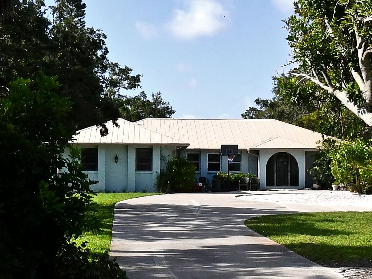 Single family at 671 SUFFOLK CIR, Sarasota County FL — foreclosure auction