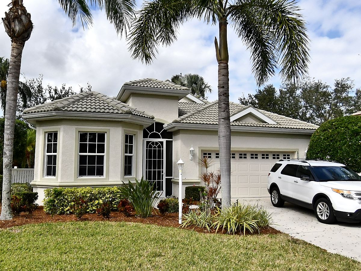 3-bed single family at 115 WAYFOREST DR, Sarasota County FL — foreclosure auction