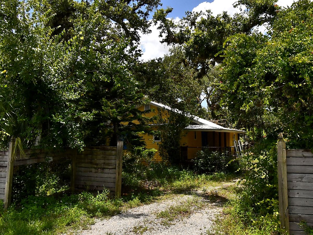 3-bed single family at 673 S MOON DR, Sarasota County FL — foreclosure auction