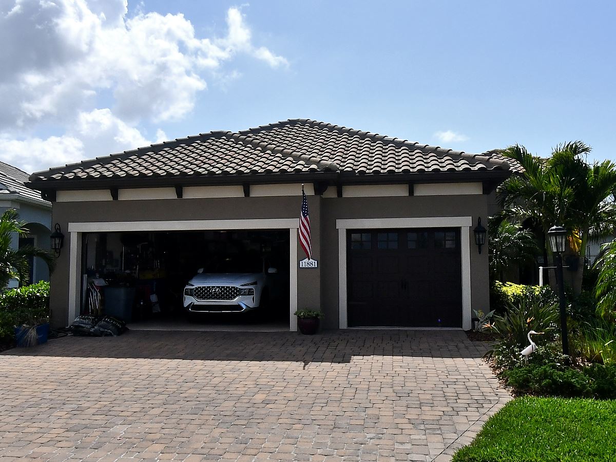 3-bed single family at 11881 HUNTERS CREEK RD, Sarasota County FL — foreclosure auction