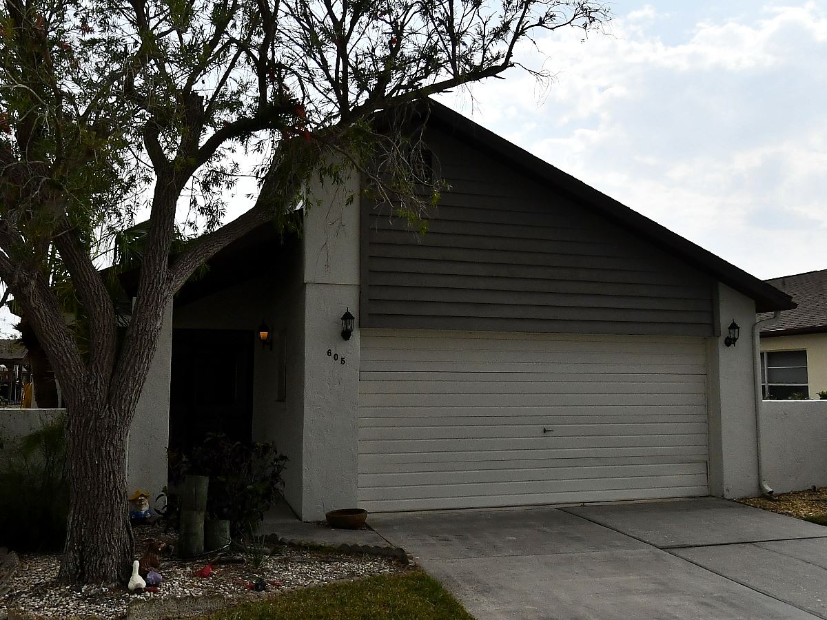 2-bed single family at 605 LINDEN DR, Sarasota County FL — foreclosure auction