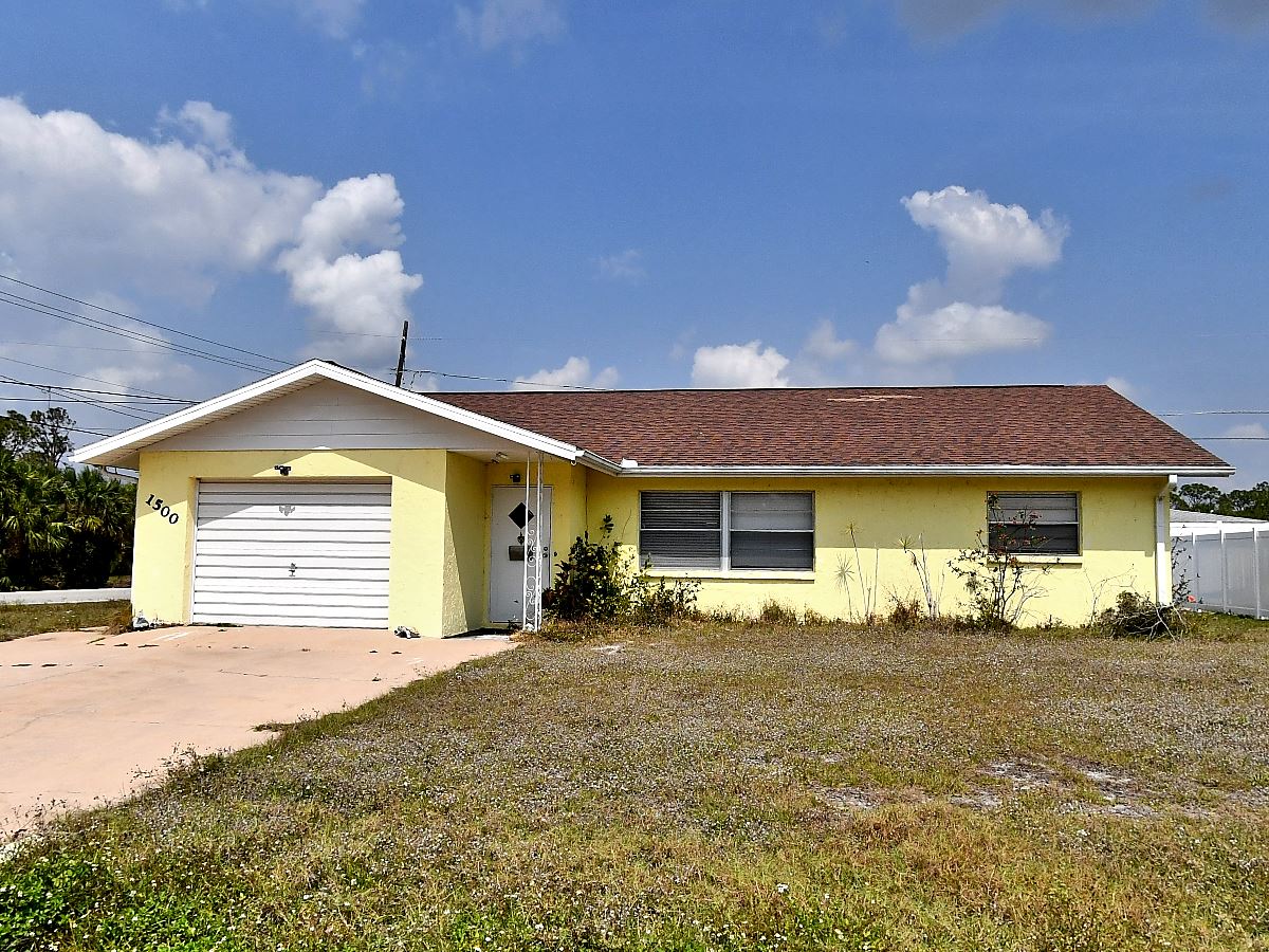 2-bed single family at 1500 ROSSANNE PL, Sarasota County FL — foreclosure auction