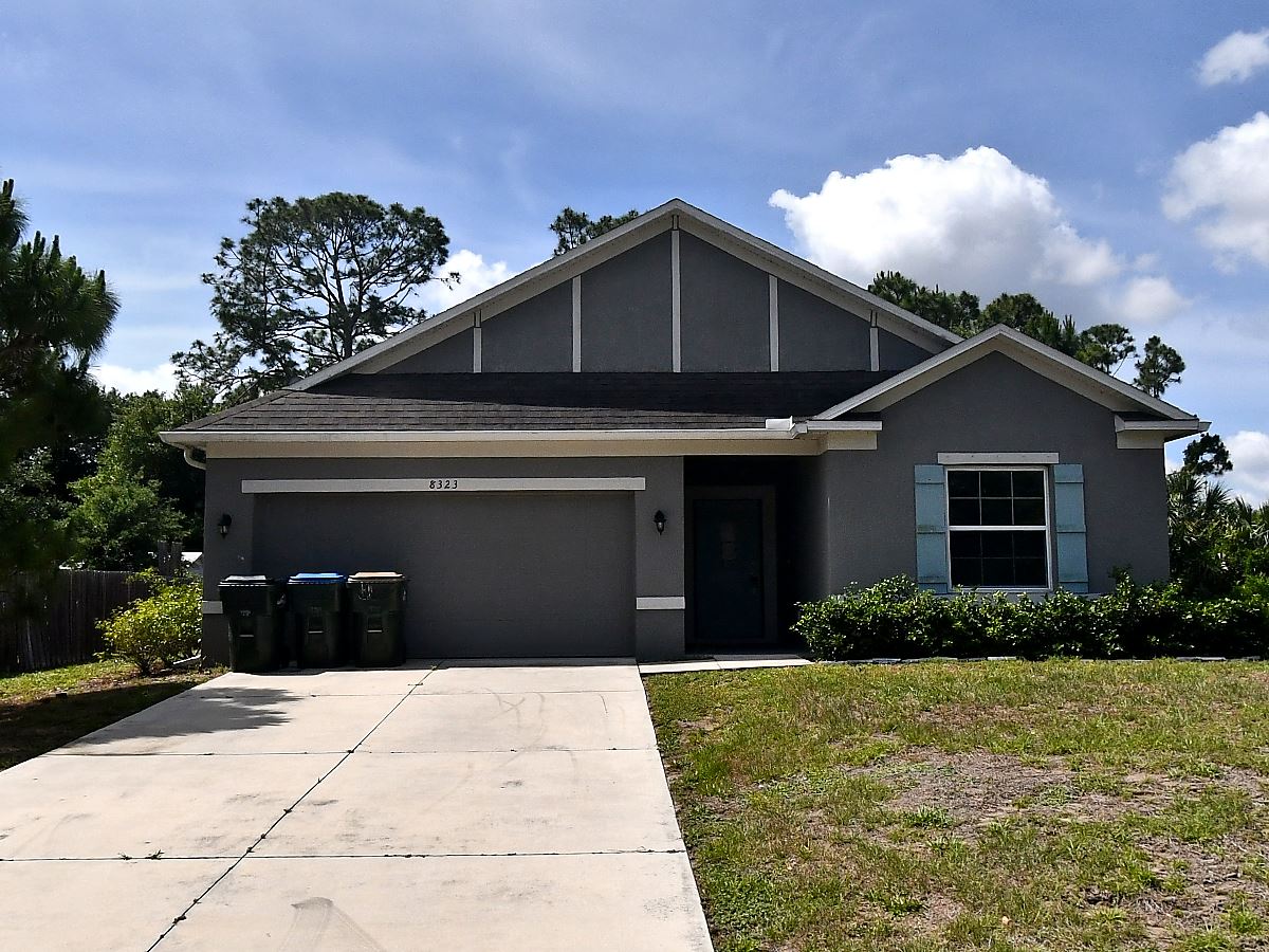 3-bed single family at 8323 EDMISTON AVE, Sarasota County FL — foreclosure auction
