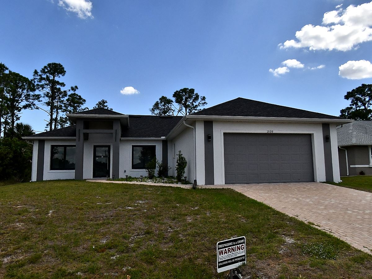 4-bed single family at 1939 ALLIANCE AVE, Sarasota County FL — foreclosure auction