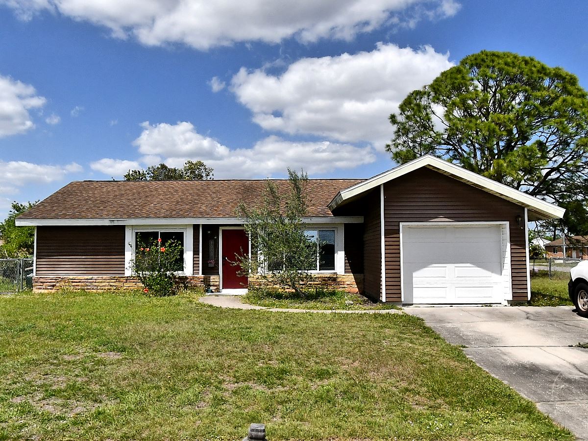 2-bed single family at 7000 ELYTON DR, Sarasota County FL — foreclosure auction