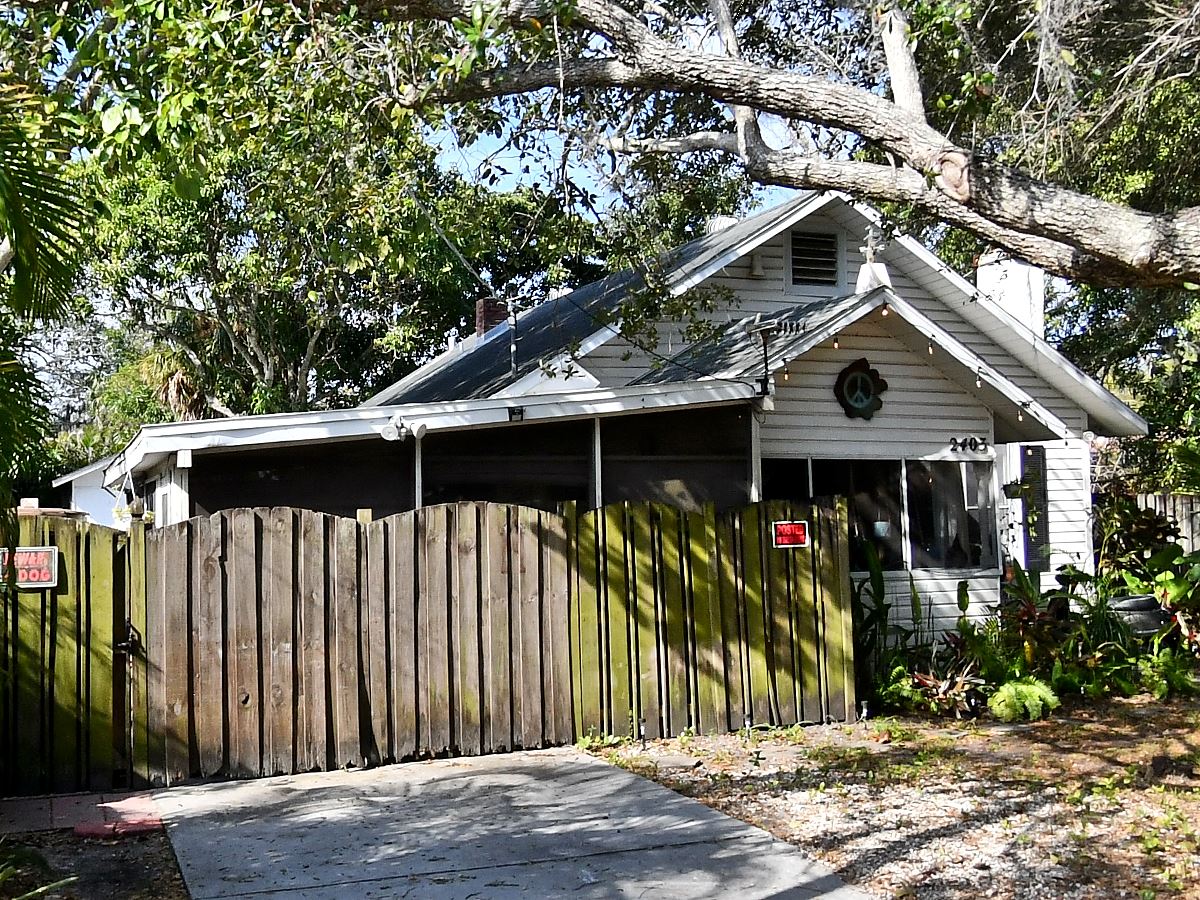 3-bed single family at 2403 HICKORY AVE, Sarasota County FL — foreclosure auction